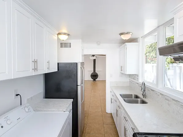 11304 Isleta St, Los Angeles, CA 90049