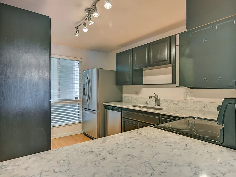 10306 NE 16th St #P4 — Photo 8