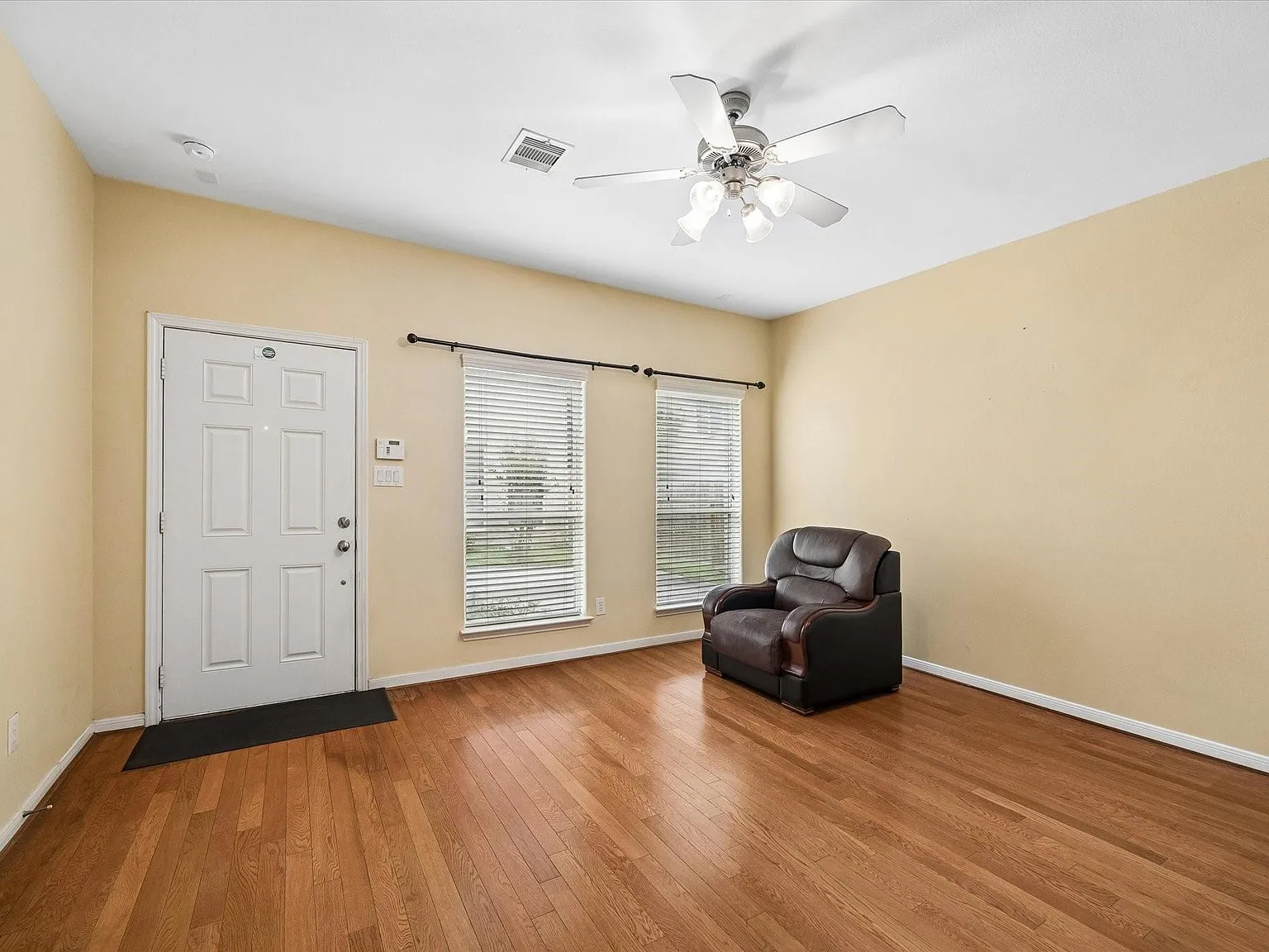3 bed, 2.5 bath, 1332 sqft, $1,800 — Photo 2