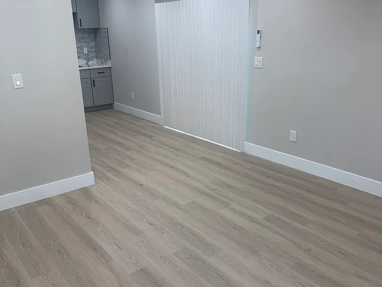943 N Roosevelt Ave — Photo 3