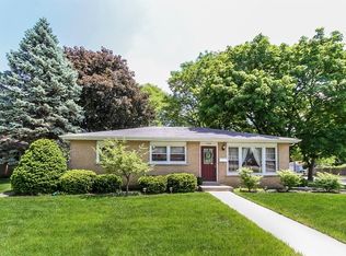 1 N Edward St, Mount Prospect, IL 60056