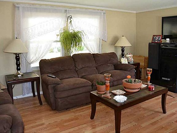 4th image of 27 Sherwood Valley Ln