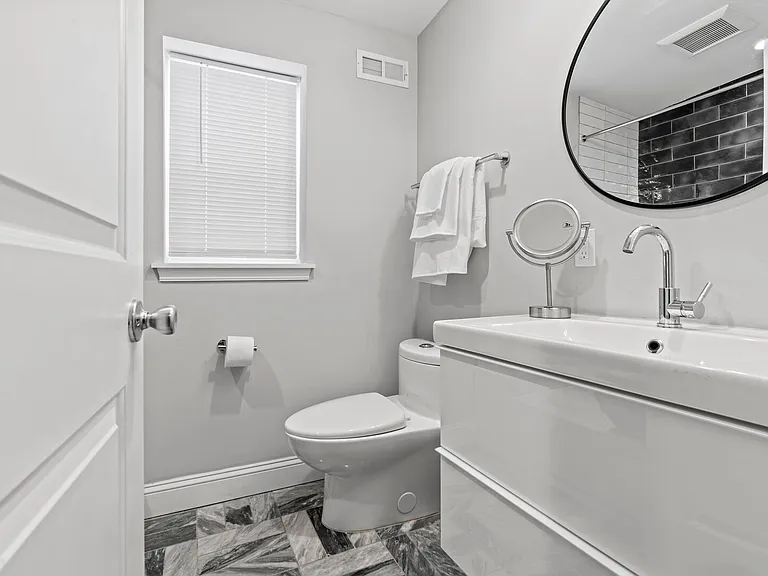Corinthian Ave — Photo 24