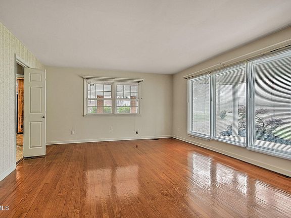 5th image of 1520 Meadow Lane Cir