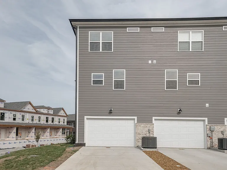 628 Thetford Aly — Photo 22