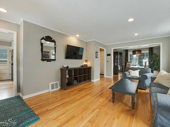 5th image of 245 S Benton St