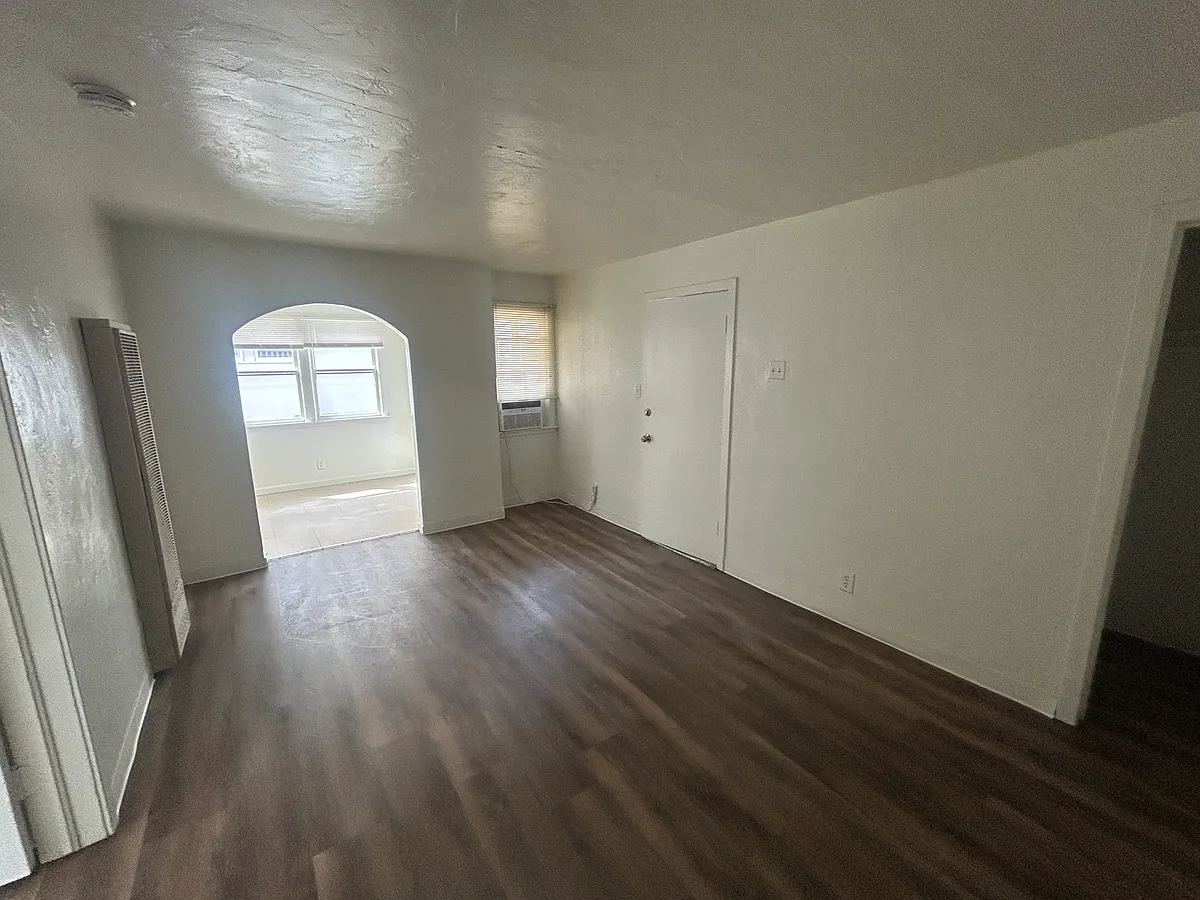 Building Photo - 1340 N Linden Ave #9