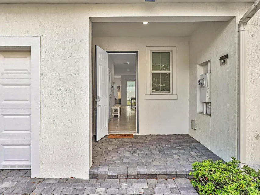 3 bed, 2.5 bath, 1831 sqft, $3,700 — Photo 4