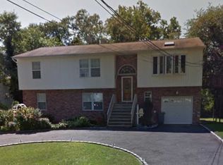 152 Woodrow Pkwy, West Babylon, NY 11704