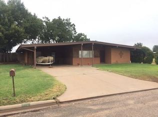 915 E Johnston St, Rotan, TX 79546