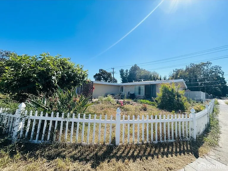 618 Lakewood Dr — Photo 2