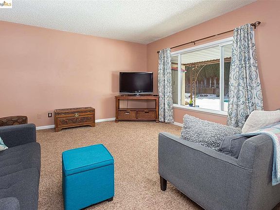 3rd image of 518 Northbrook Ct
