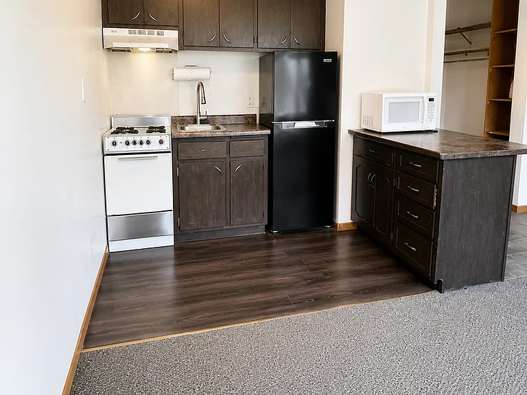 202 E Rees St — Photo 8