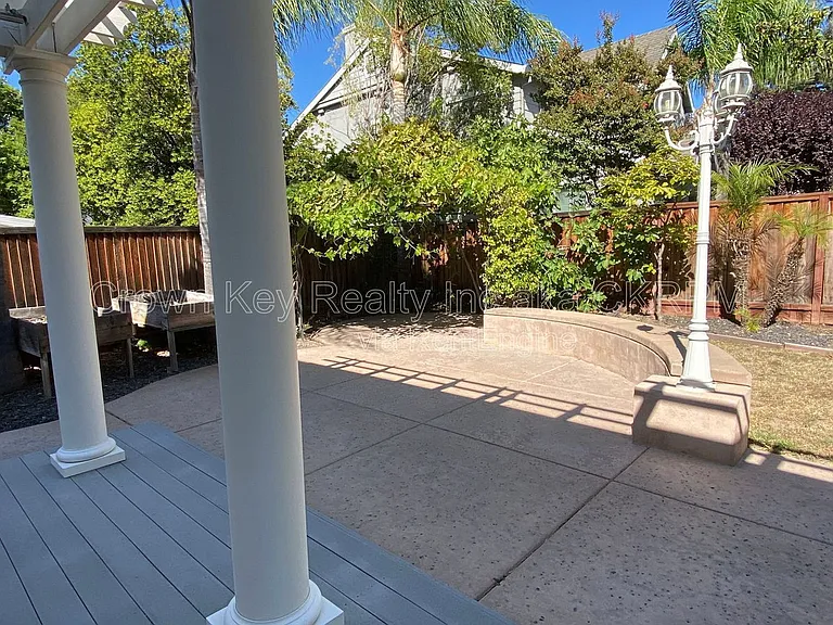 1030 Eastlake Cir — Photo 37