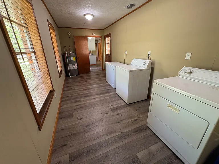 Large utility room with appliances