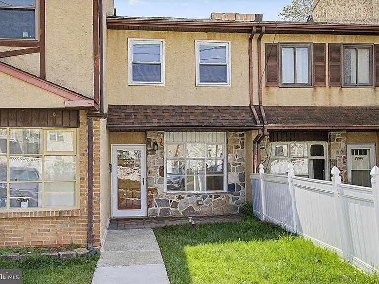 2282 Suzann Dr — Photo 2