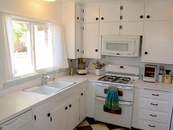 2nd image of 2838 Valencia Dr NE