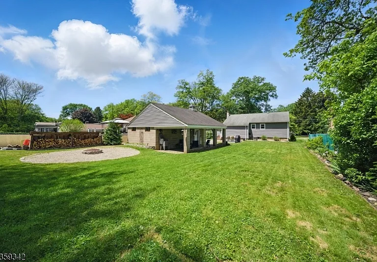 22 Beaver Brook Ln — Photo 2
