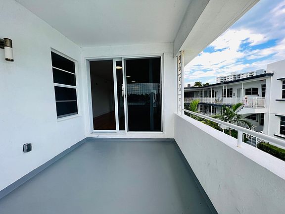 3rd image of 962 Bay Dr #907