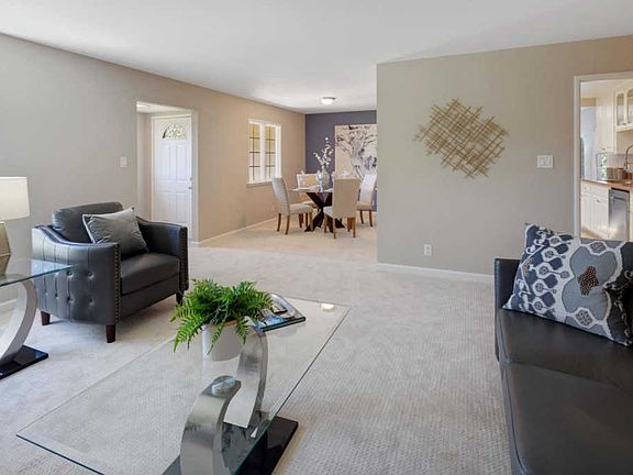 3rd image of 821 Lark Ln