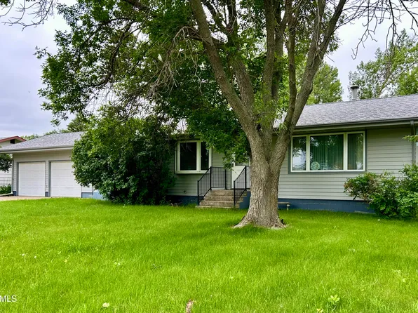 806 2nd St E, McClusky, ND 58463