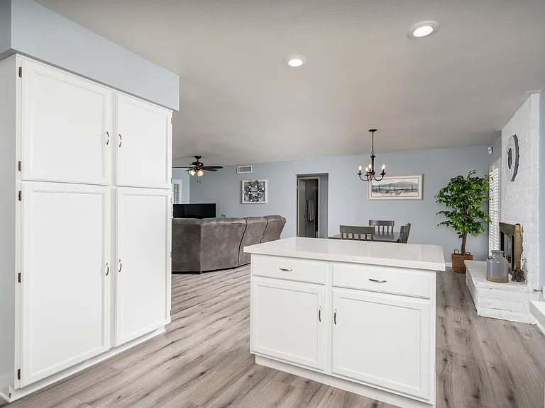 951 W La Jolla Dr — Photo 7