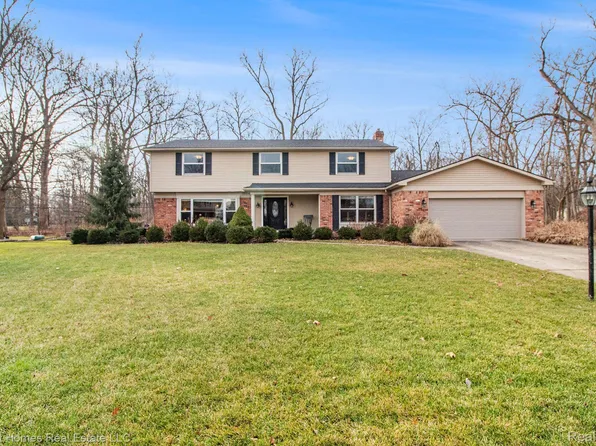 26060 Hidden Ln, Grosse Ile, MI 48138