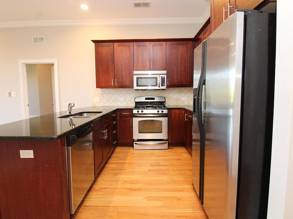 1st image of 4651 N Greenview Ave APT 303