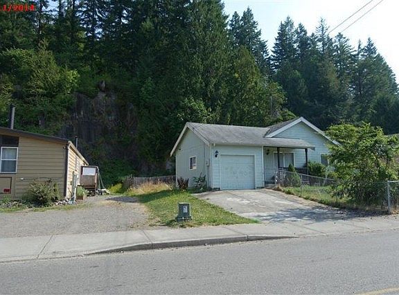 4th image of 627 Railroad Ave