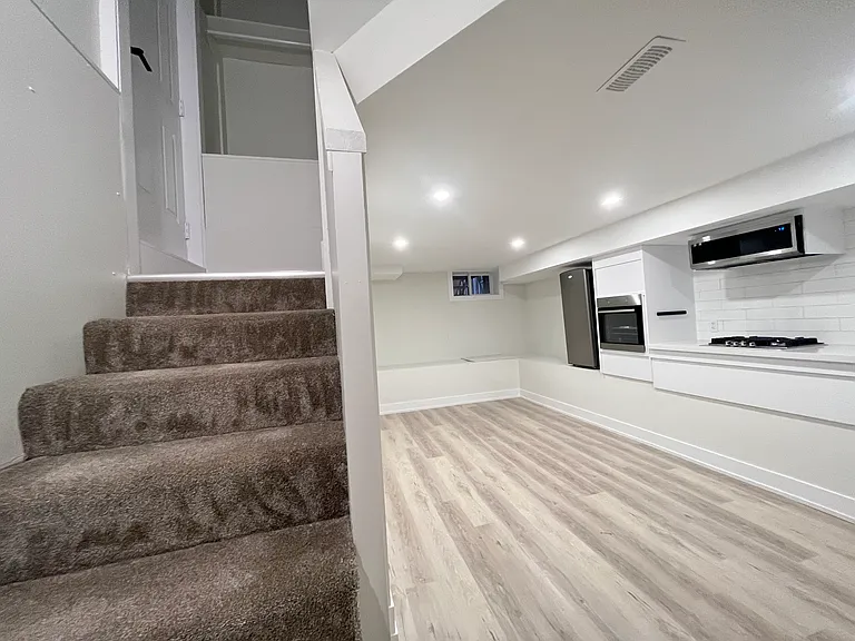 33 Somerset Ave — Photo 9