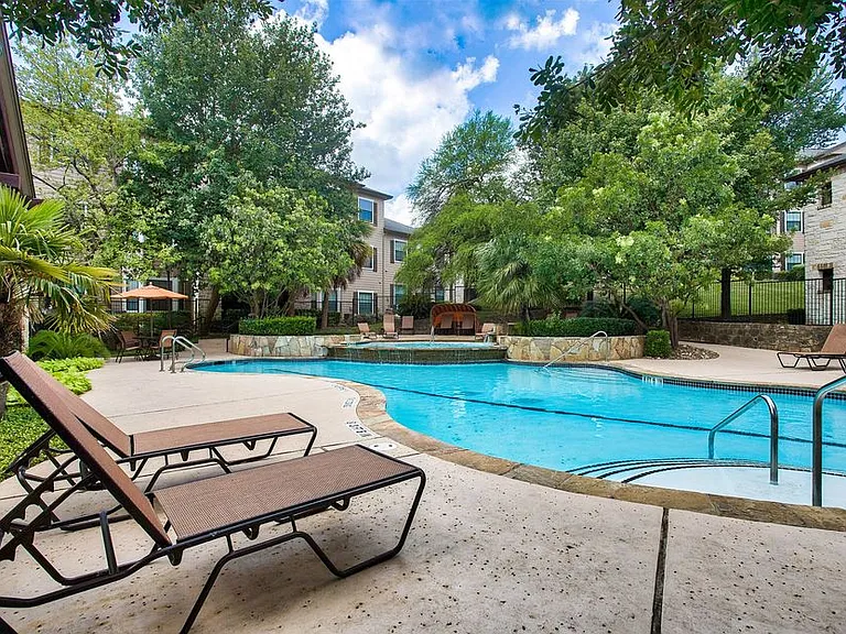 Nestled in a serene setting with beautiful views, Mission Oak apartment provides a peaceful retreat that feels worlds away while being conveniently located near shopping, dining, and major employers.