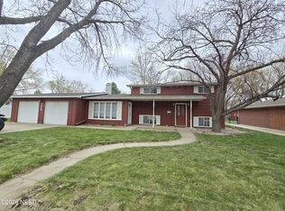 1248 Crestview Dr, Watertown, SD 57201