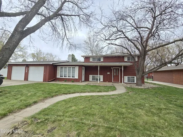 1248 Crestview Dr, Watertown, SD 57201