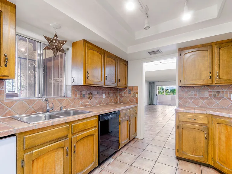 524 N Dodge Blvd — Photo 8