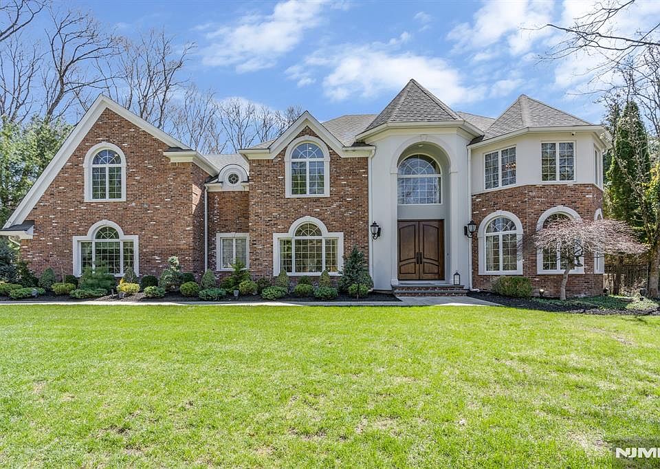 1st image of 390 Lavelle Ct