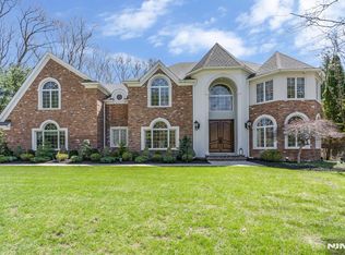 390 Lavelle Ct, Wyckoff, NJ 07481