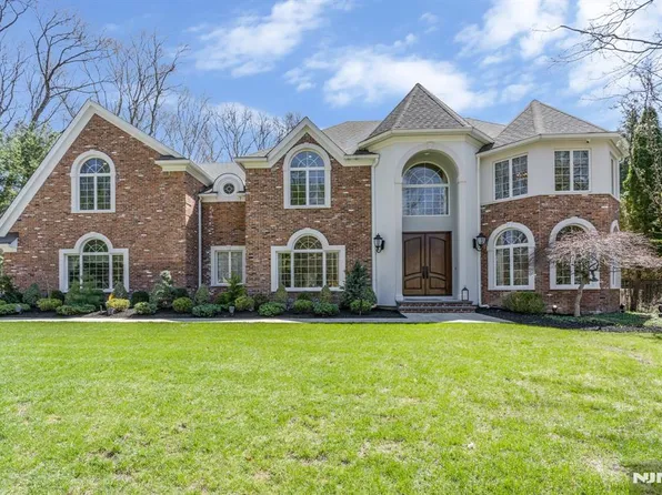 390 Lavelle Ct, Wyckoff, NJ 07481