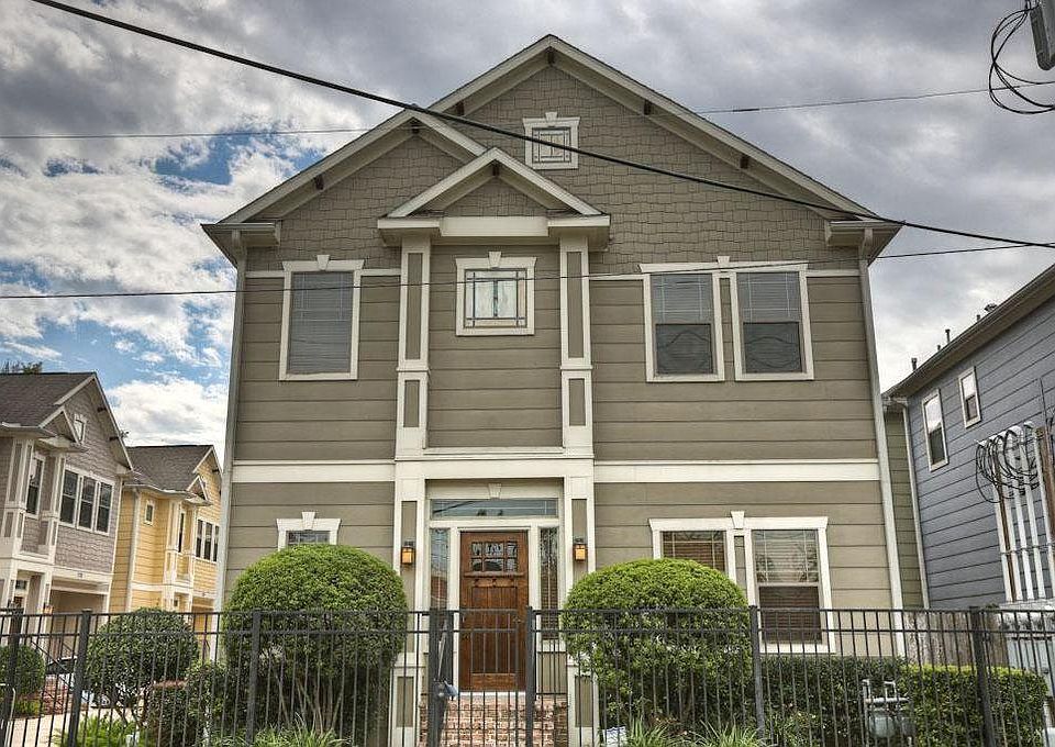Facing 25th street with easy access to the street for guests.