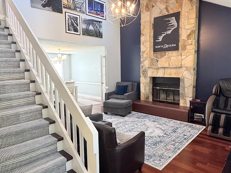 2106 Perry Dr — Photo 2