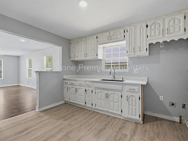 215 W Walker St — Photo 9