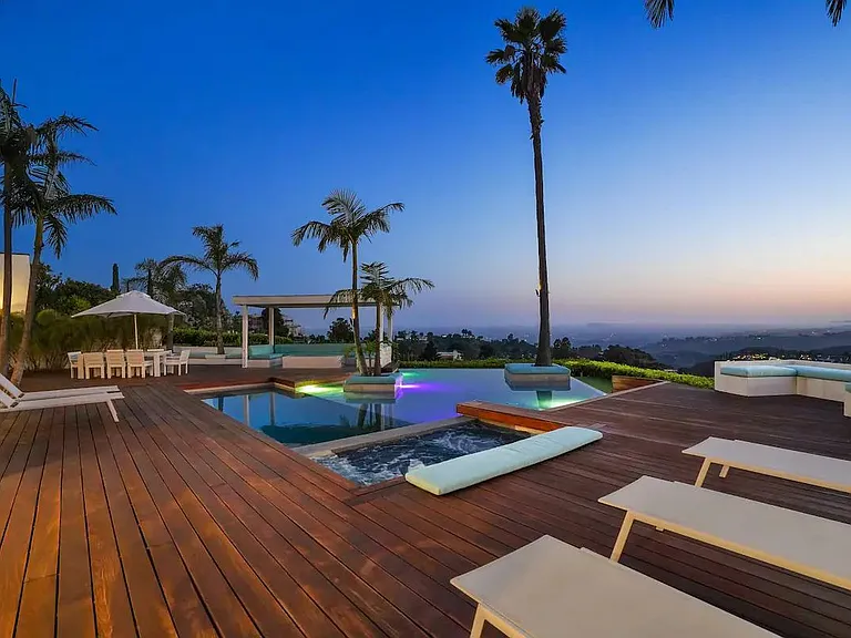 Relish in the magic of the sunset as you unwind in the jacuzzi, adding a touch of luxury to the end of your day.
