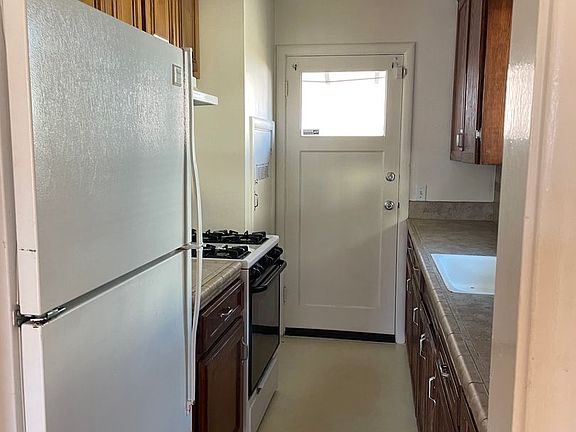 4th image of 825-837 Adams St #827