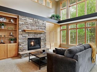 825 Hillside Trl, Hudson, WI 54016