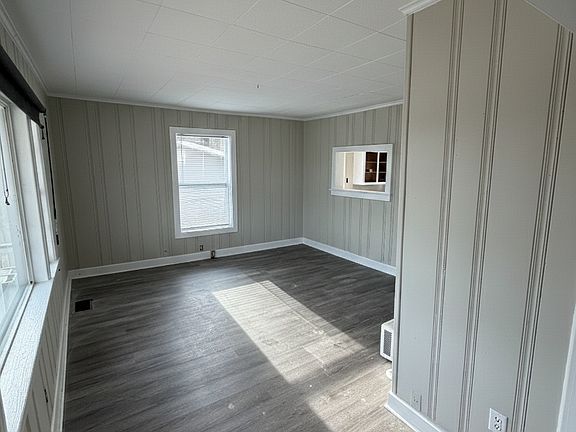 2nd image of 909 W Emerald Ave
