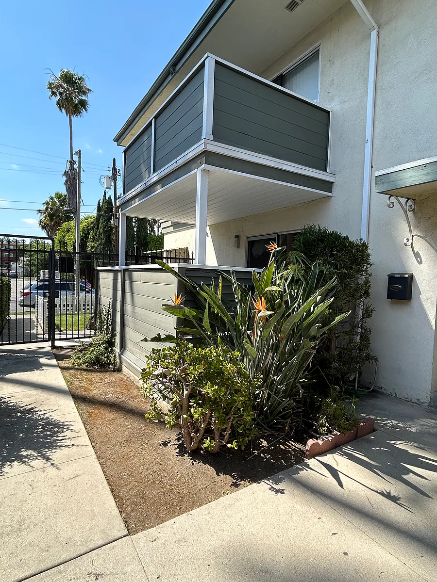 Building Photo - 1332 N Citrus Ave #1