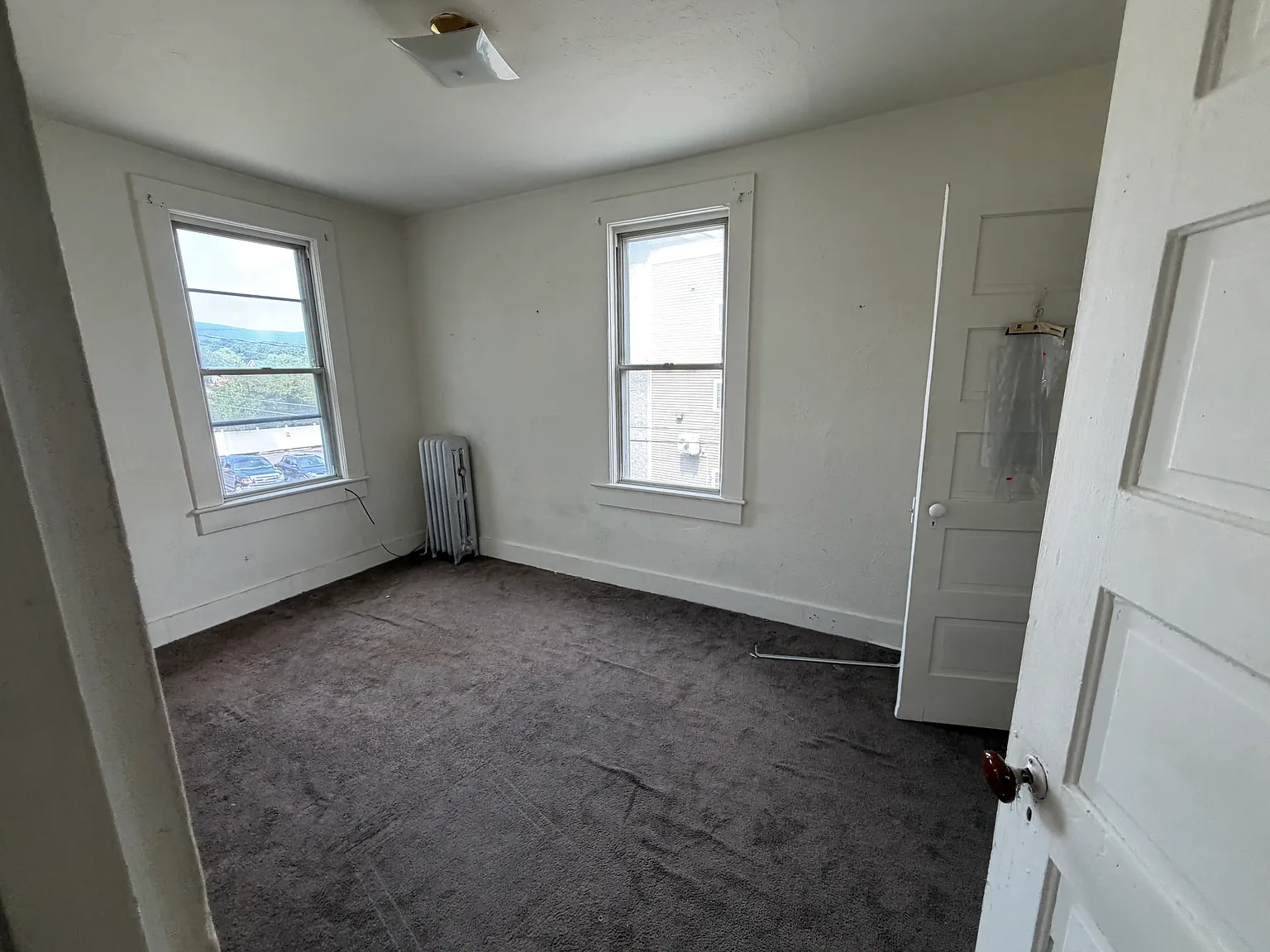 3 bed, 2400 sqft, $1,650 — Photo 2