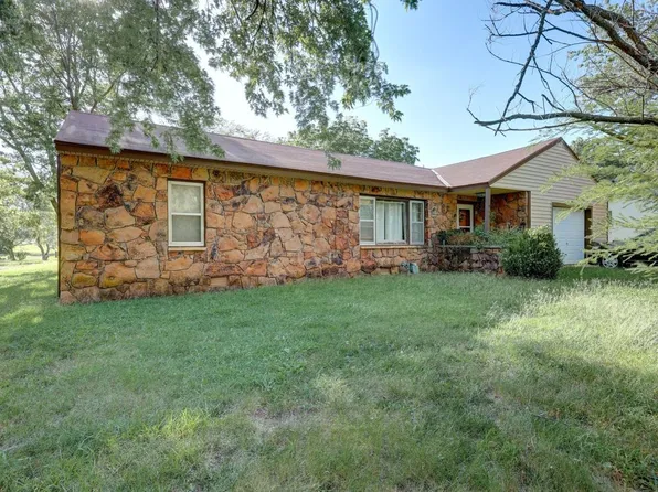 917 Harris Rd, Winfield, KS 67156
