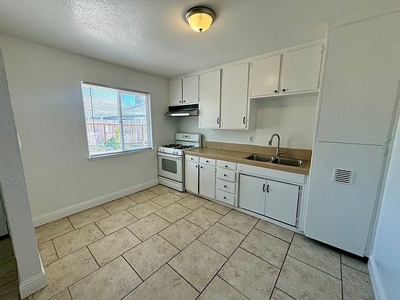 4th image of 140 Grape St APT C