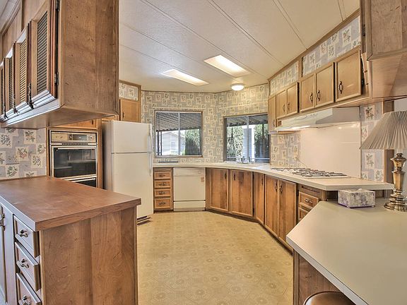 3rd image of 104 Chateau La Salle Dr