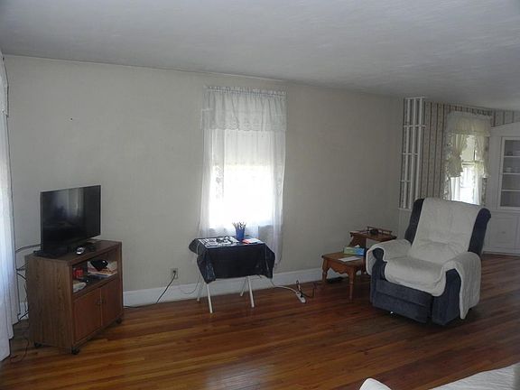 5th image of 418 Lynnfield St